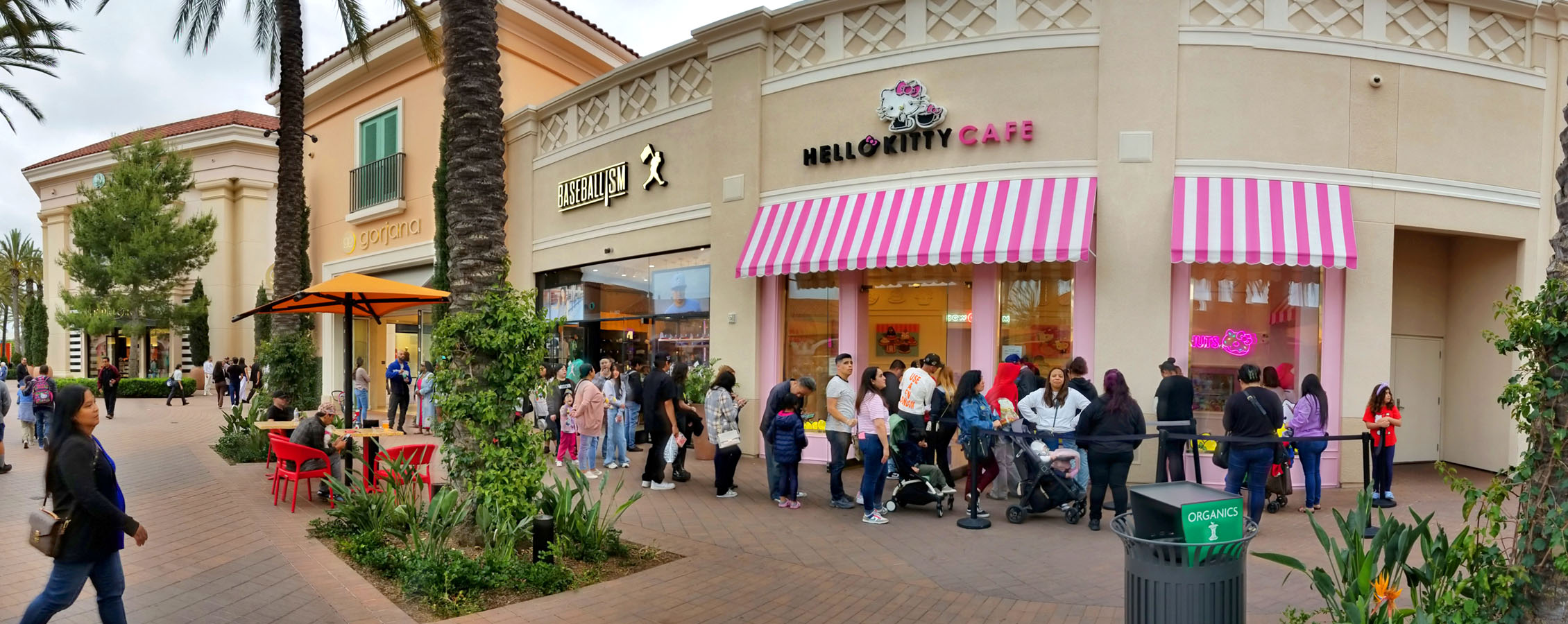 Hello Kitty Grand Cafe Exterior