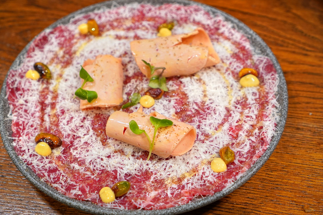 Carpaccio de ternera con vinagreta de mostaza y foie