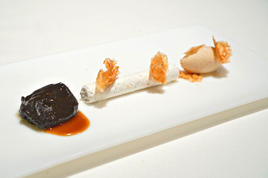 Black apple with noisette butter ice cream and flourless puff pastry - 2022