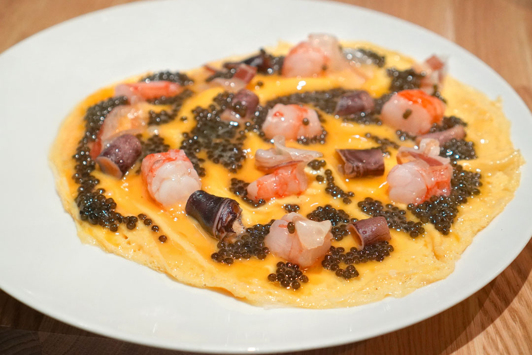 Tortilla vaga con percebes, gambas, caviar y panceta