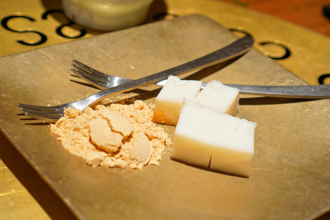 Rice Cake with Roasted Soybean Powder